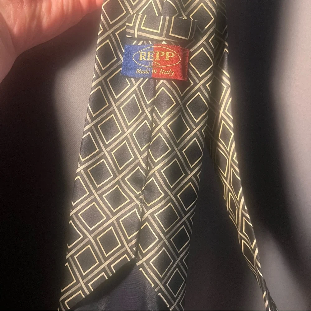 Geometric‎ Pattern Tie - Black and Gold